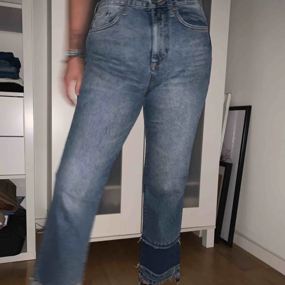 Jeans från H&M, lätt vida ben med slitna detaljer. Hög midja. Använda fåtal gånger, väldigt bra skick! ✨. Jeans & Byxor.