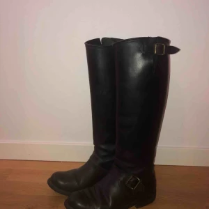  - Äkta svarta primeboots med gulddetaljer i stl 38. I väldigt bra skick, kan mötas upp annars står köparen för frakten :) 