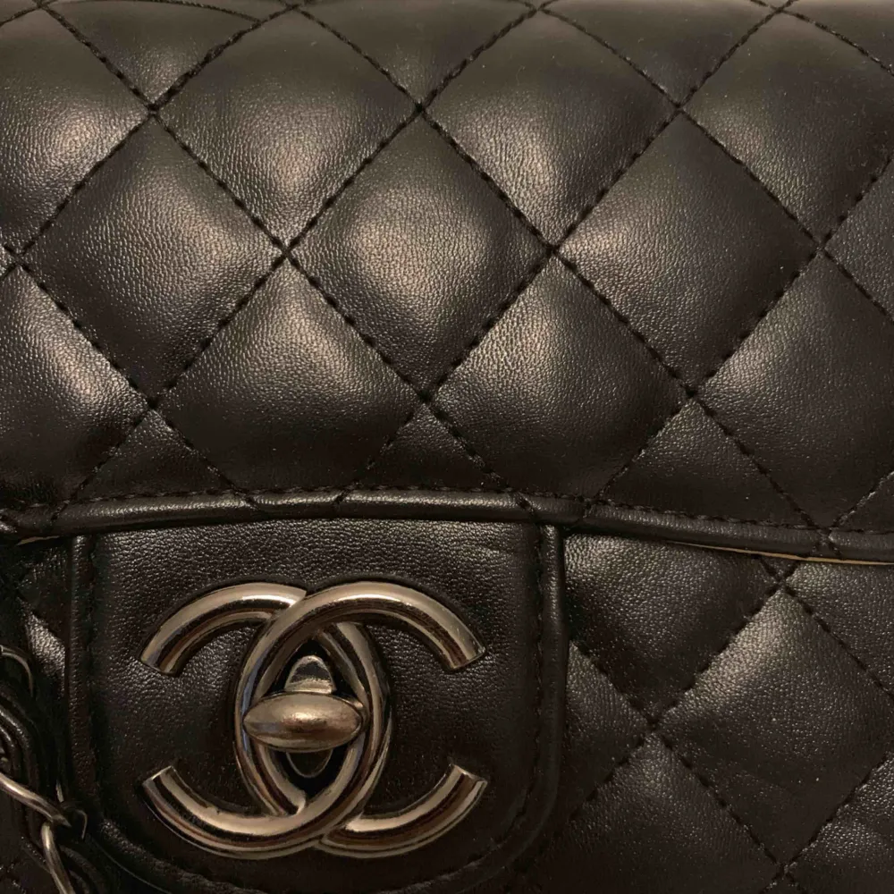 Chanel kopia i läderimitation. Väldigt bra kvalitet, bra imitation. Knappt använd. ✨. Väskor.