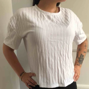  - En topp/t-shirt från Primark. Storlek small, damstorlek. Skick: 9/10. Levereras nytvättad. Finnes på Södermalm, Stockholm. Kan postas men då står Du för frakten, (39kr). Mvh Marija & Nugget