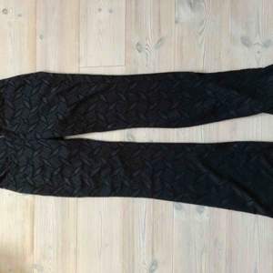 Line of Oslo byxor i snyggt material, inköpta för 700 kronor och säljs för 300❤️