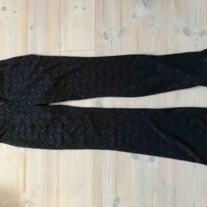  - Line of Oslo byxor i snyggt material, inköpta för 700 kronor och säljs för 300❤️