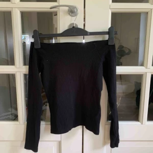  - Ribbad off shoulder-tröja. Frakt tillkommer