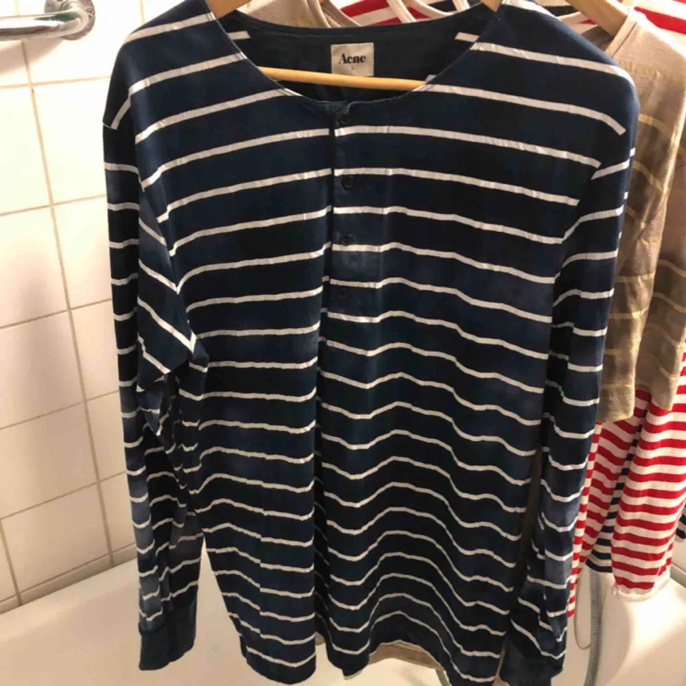Långärmad tröja från Acne. Kan hämtas i Uppsala eller skickas mot fraktkostnad . T-shirts.