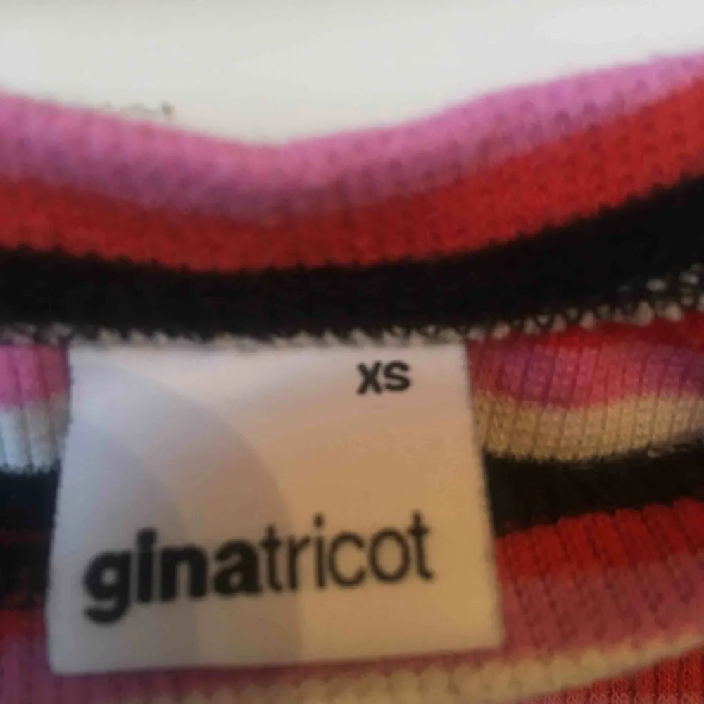Randig off shoulder tröja i olika färger från Gina Tricot.  Storlek XS   Frakt 39kr   Sänker pris vid snabb affär! . Toppar.