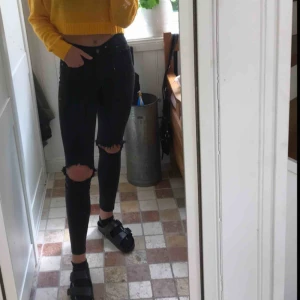  - Svarta tajta drdenim jeans med hål på knäna. Bra skick! Kan fraktas, mötas upp eller bytas.