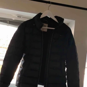  - Svart Tommy Hilfiger jacka i storlek s. Inköpspris 2200kr. Kom med bud:) 