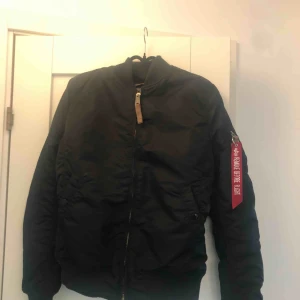  - Alpha industries bomberjacka  Använd 1 gång  Storlek L passar M också  Köpt för 1999kr vill ha 1100kr pris kan diskuteras  Tjockare i modellen  Kan skickas 