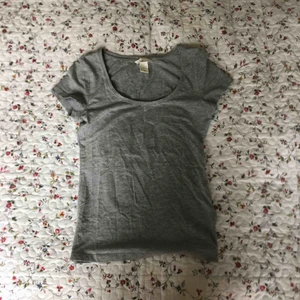  - Väldigt tight grå t-shirt från H&M. Snygg passform. Frakt tillkommer.