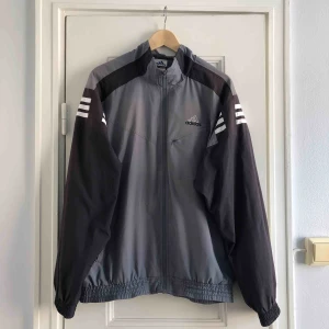  - En trackjacket från Adidas. Storlek 40-42/large, damstorlek. Skick: 6.5/10. Levereras nytvättad. Finnes på Södermalm, Stockholm. Kan postas men då står Du för frakten, (59kr). Mvh Marija & Nugget