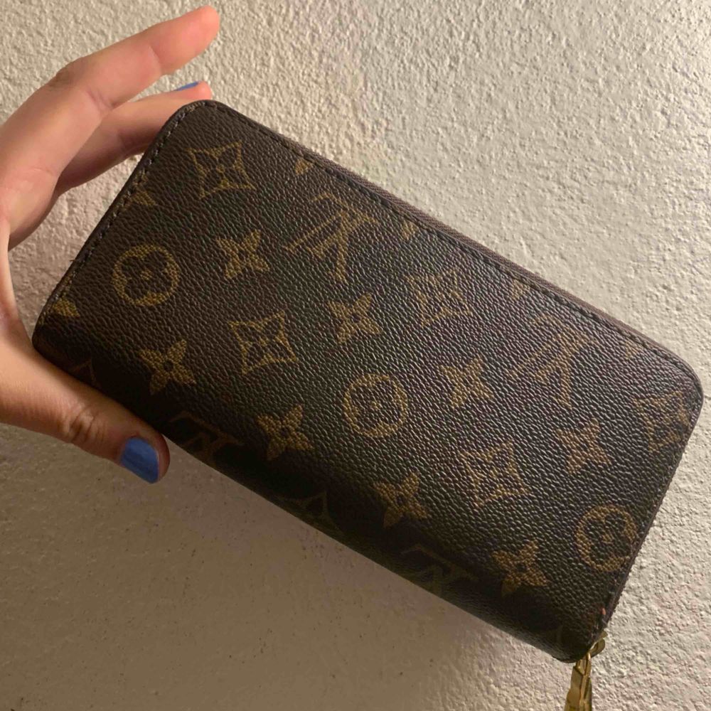 En fake Louis Vuitton plånbok med | Plick Second Hand