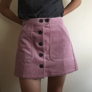  - En rosa skjol från Bershka.💗 Jättesnygg men kommer inte till användning. Skjolen är nyköpt och oanvänd, har fortfarande lapp kvar. Storlek är M men passar också mig son har S. Köparen står för frakt. Nypris: 300kr // priset kan diskuteras  