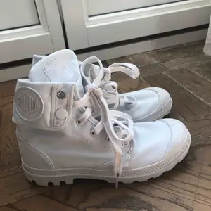 Coola vita sneakers i fint skick från Palladium. 