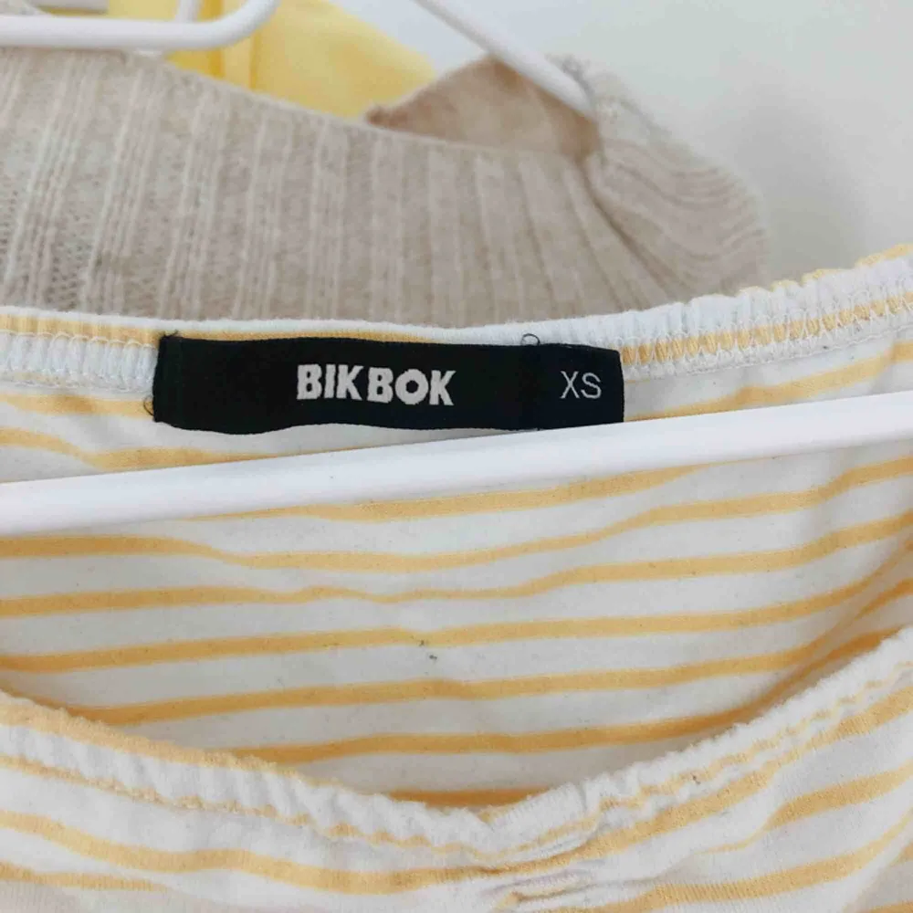 Jättesöt gul-vit-randig topp med en superfin söm-detalj mellan brösten! Verkligen gullig!💛 Säljer pga att jag har tyvärr växt ur den💛 Går både att ha off-shoulder och även precis ovanför axlarna. . Toppar.