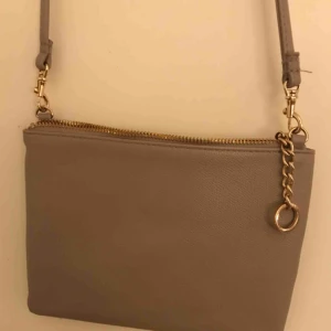  - Väldigt fin beige/grå färg, liten och smidig köpt för 150kr