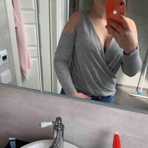  - Storlek s. Vet inte vart tröjan är ifrån. Sparsamt använd. resor nertill så den sitter tajt. Hål vid Axlarna. 