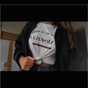  - T-shirt från Amisu! Använd men i bra skick. det är dessutom inget rosa på tröjan som det ser ut att vara i bilden. Köpare står för frakt🚛