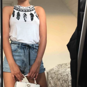  - Ett fint sommarlinne från H&M i storlek S och passar som en S. Linnet är i nyskick och säljs pga överflöde av linnen. Kan mötas upp i Lund annars står du som köpare för fraktkostnaderna ❤️ 