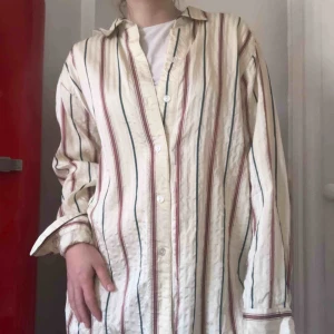  - Fin rak skjorta, löst sittande modell. Bästa sommarskjortan! Köpare betalar frakt.