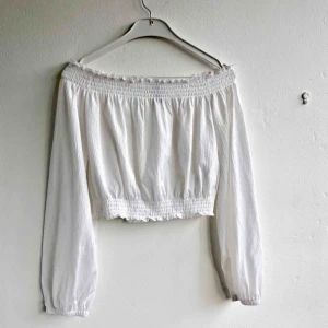  - Vit off-shoulder topp med smockad midja och ärm 💕