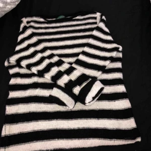  - Stickad rahlp lauren tröja som säljs helt i nyskick. Köptes för 600 kr. 