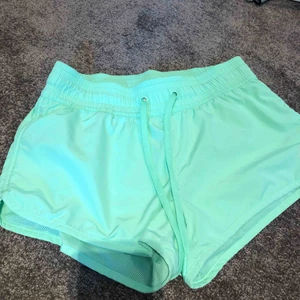 Nike träningsshorts - Säljer dessa suuuper fina träningsshorts köpte för länge sen! Inga tecken på användning, säljer pga att de är lite för små.