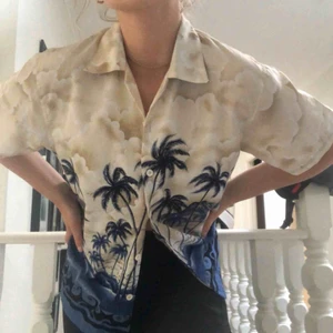  - Somrig skjorta i silke från beyond retro! Har ett litet hål på sidan men bild på det kan skickas vid önskemål☺️