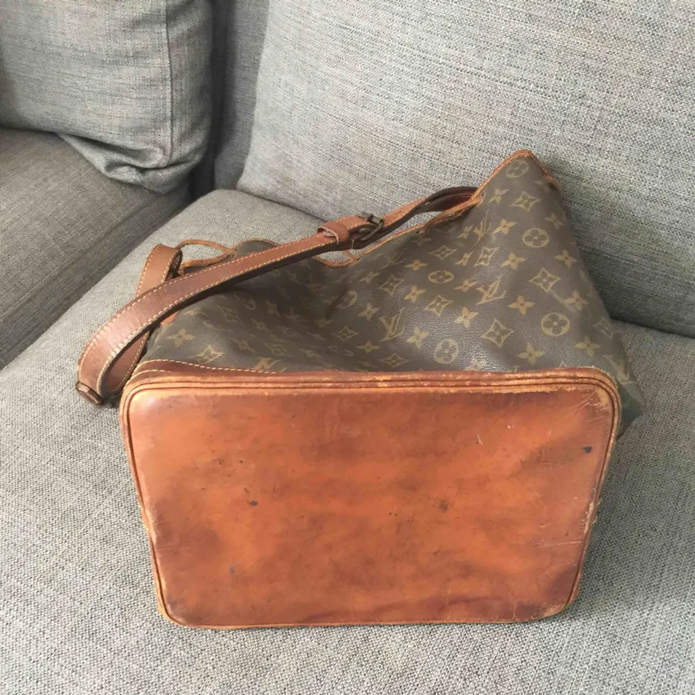 Äkta vintage Louis Vuitton noe large  Väskan har mångaaaa år på nacken och 100% äkta!  Endast seriösa köpare Tack Pris är inkl spårbar frakt. Väskor.