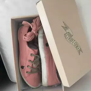 ODD Molly- down to earth low sneakers, milky pink i stl 41. Använda 1 gång o säljer pågrund av för liten storlek, passar mer som en större 40. Frakten står du själv för! Nypris 795kr