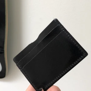  - Svart korthållare i 100% svenskt läder. Perfekt skick och topp kvalitet. Frakt ingår. 💘