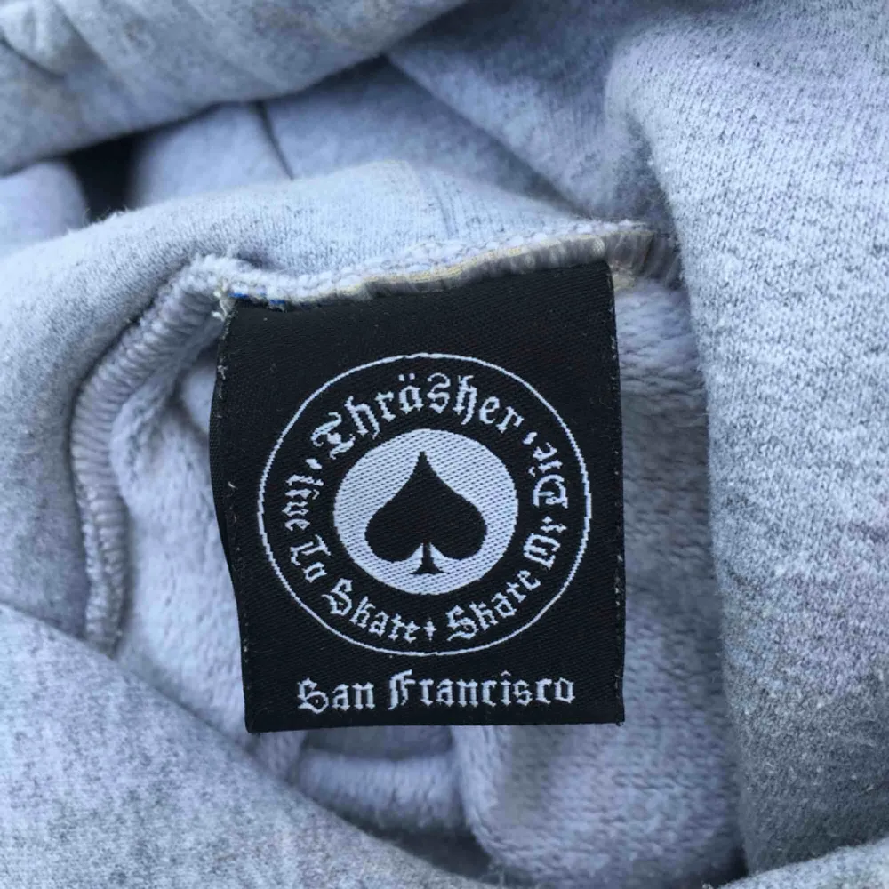 Säljer nu min snygga trasher hoodie, som är i strl S i herrstorlek. Köpt här på plick för ca 4 månader sen. Sparsamt använd så i fint skick. Säljer den då jag ej använder den. Frakt tillkommer på 59kr, pris kan diskuteras vid snabb affär!🌸. Hoodies.