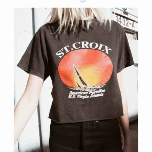  - Frakt ingår, har aldrig använt, one size som passar nästan alla. T shirten är från Brandy Melville som ja köpte för några månader sen.