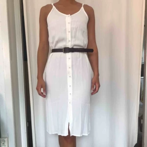  - Jättefin klänning från Topshop!  Sparsamt använd. Något genomskinlig och den har en pytteliten fläck vid en knapp i midjan.  Kan skickas!