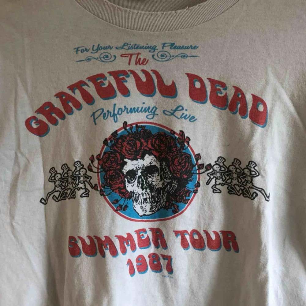 Asball tröja med det asballa bandet Grateful Dead! Köpt på Brandy Melville 💕kolla gärna på allt annat jag säljer💕. T-shirts.