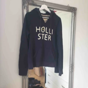  - Skön hoodie från hollister. Märkt strl L men är med som en S/M.  Frakt tillkommer🌸