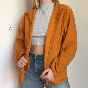 Orange weekday fleece  - Super fin orange fleece från weekday med dragkedja. Jätte bra skick! Färgen syns bättre på andra bilden. Budgivning kan förekomma.