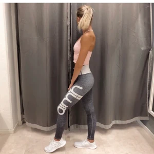 Träningsbyxor  - Säljer dessa träningsbyxor från aimin. Super sköna men passar inte mig. Frakten ingår i priset 