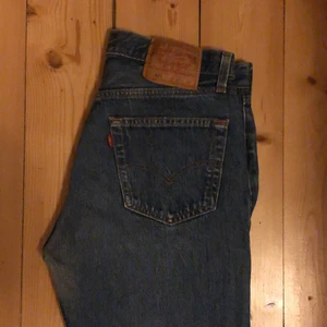 Vintage Levis 501  - W 33, L 30. Jättesköna Levis med knappar istället för gylf. Lite slitna som det syns på bilderna, men fortfarande bra skick enligt mig. 