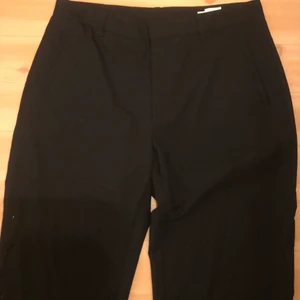 Vida byxor från hope storlek 42 - Oanvända svarta byxor från hope i storlek 42, vida i benen. Kan mötas upp i Lund och Malmö, även skicka och då tillkommer fraktkostnad! 