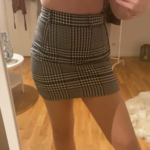 36/S💓 - Rutig kjol som inte alla kommer till användning och som kanske kommer till bättre användning hos någon annan. Såklart får man med skärpet🦋