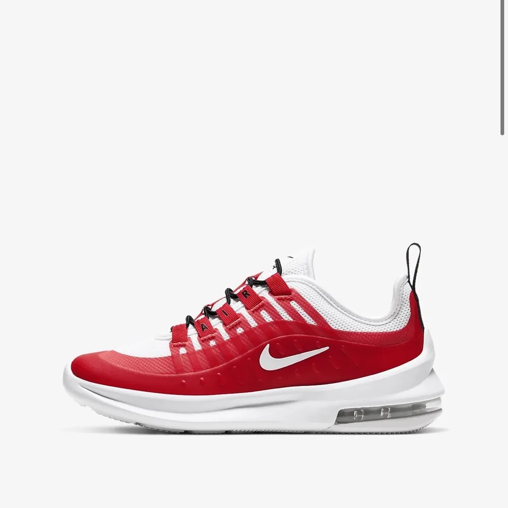 Dessa röda Nike air Max axis som e sjukt snygga!!! Men det var ett impulsköp som jag nu ångrar så säljer vidare de. De är använda en gång så de är i toppskick, vill du ha flera bilder eller undrar något så är det bara att skriva i dm💖 . Skor.