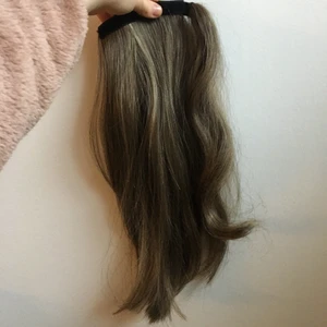 Löshår/hästsvans - Hästsvans av syntetiskt löshår från Glitter. Mörkblond färg. Säljes på grund av att det ej kommer till användning. Använd endast en gång! Fästes med spännen och snurras runt och fästs med kardborre. Köpare står för frakt! 