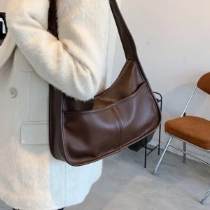 Väska - Supersnygg brun väska i ”fake skinn”🤎 HELT OANVÄND!! 