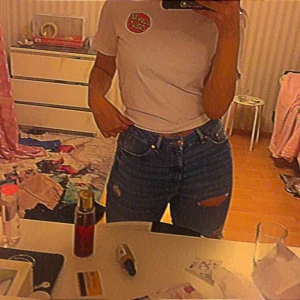 Santa cruz t-shirt - Väldigt skön t-shirt i bra skick, endast användt den några gånger. På bilderna har jag knuttit tröjan bakom så den sitter tightare. Kan skicka tröjan på posten men du står för frakten. Annars kan jag mötas i fagersta och kopparberg.