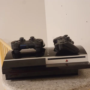 Ps3 original  - Ett original ps3. Fick det förra året fast den är sällan använt. Har dock laddat ned några spel på spelet så grattis. Priset kan typ diskuteras men lovar inget 