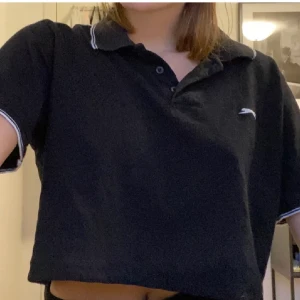 Croppad vintagetröja  - As cool croppad vintage tröja, köpte på secondhand för länge sen och har verkligen älskat den!!🤩🤩 Passar perfekt till både jeans, kjol och shorts på sommaren sen. Köparen står för frakten och det är först till kvarn som gäller, ingen budgivning. Jag brukar ha s i mina kläder.