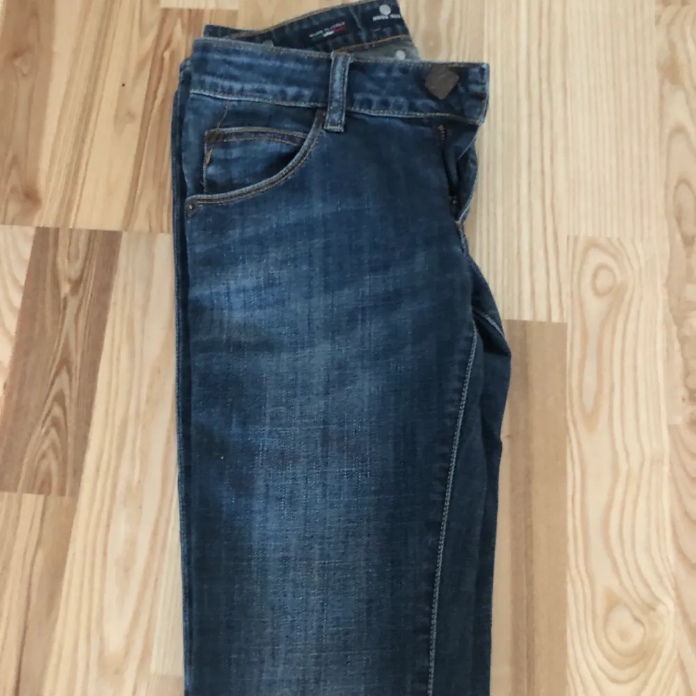 Superfina low Waits jeans! Inre byxmåttet är 83cm och jeansen har en midja på runt 80cm! Passar XXS-XS, för referens är jag 167!. Jeans & Byxor.
