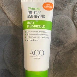 Säljer denna kräm från ACO - Säljer denna 60ml ansiktskräm från ACO. Den är testad, men finns mycket kvar. Nypris ligger runt 90kr.   beskrivning: Återfuktande gelkräm som passar fet och oren hud Med lugnande och mjukgörande egenskaper Innehåller mattande mikropartiklar som suger upp överflödigt fett Detaljerad information: ACO Spotless Moisturiser är en återfuktande gelkräm speciellt framtagen för fet och oren hud. Gelkrämen har lugnande och mjukgörande egenskaper och används med fördel efter den dagliga rengöringen. Krämen hjälper till att motverka orenheter och tilltäppta porer. Spotless Moisturiser innehåller mattande mikropartiklar som suger upp överflödigt fett och lämnar huden matt och fräsch. Gelkrämen är fettfri och täpper inte till porerna. Används i hela ansiktet efter rengöring. Parfymfri. 60ml. Undrar man över något så är det bara att kontakta mig.