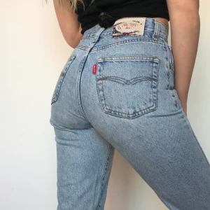 White washed jeans - Super fina ljusa jeans. Sitter väldigt snyggt i rumpan! Säljer eftersom de är för korta för mig (jag är 169), så passar nog bättre på lite kortare folk. Sitter tight på mig (på ett bra sätt) pch jag brukar ha XS/S. Från skelleton. Bud kan förekomma