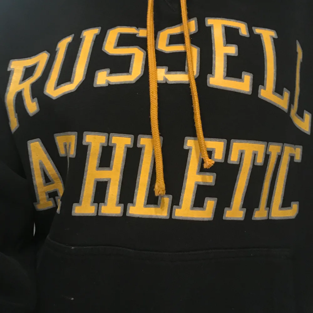 Säljer min Russel athletics tröja. Svin snygga färger men är tyvärr tvungen att sälja den. Köpt i usa💛. Hoodies.